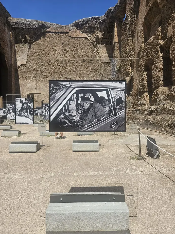 Exposition Senza Fine de Letizia Battaglia aux thermes de Caracalla à Rome en août 2023 Photographie d'une photo de Letizia Battaglia aux thermes de Caracalla à Rome en août 2023, avec des autres photographies en profondeur pour montrer l'exposition "senza fine"