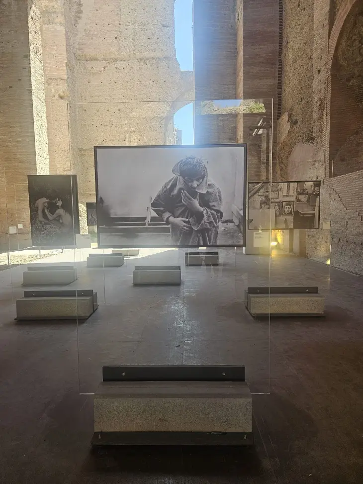 Exposition de Letizia Battaglia aux Thermes de Caracalla à Rome en août 2023 photographie d'une photo et de plusieurs autres en arrière plan pour montrer l'exposition de Letizia Battaglia aux thermes de Caracalla à Rome en août 2023